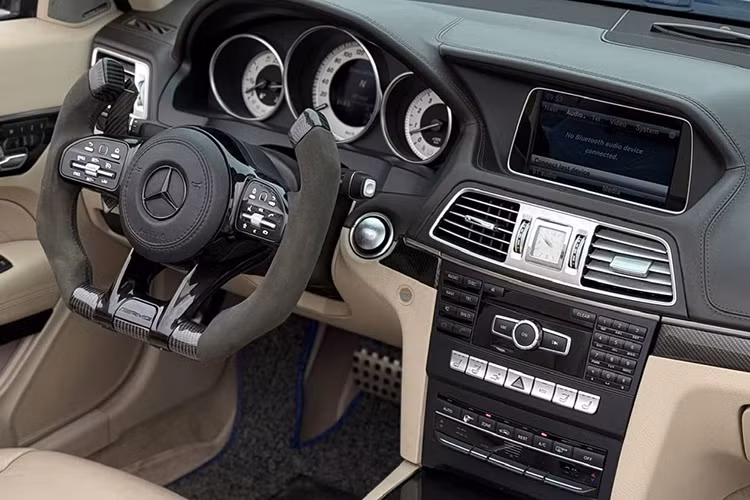 Mercedes-Benz E 400 AMG Cabriolet 2015 được trang bị động cơ V6 dung tích 3.0L, sản sinh công suất cực đại 333 mã lực và mô-men xoắn 480 Nm. Nhờ đó, xe có thể tăng tốc từ 0-100 km/h trong 5,3 giây – con số ấn tượng cho một mẫu xe mui trần.