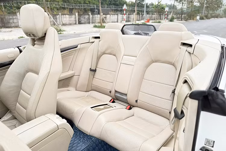 Mercedes-Benz E400 AMG Cabriolet mui trần dù đã 10 năm tuổi vẫn được trang bị nhiều tiện nghi cao cấp như điều hòa tự động hai vùng, ghế chỉnh điện tích hợp sưởi ấm và hệ thống thổi hơi ấm cổ AIRSCARF, cùng dàn âm thanh Harman Kardon chất lượng cao.