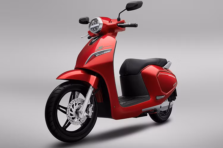 Theo đó, nhà sản xuất xe hơi đầu tiên của Việt Nam - VinFast mới đây đã chính thức giới thiệu tới công chúng trong nước phiên bản nâng cấp Klara S của dòng xe máy điện Vinfast Klara, đồng thời công bố giá bán mới đặc biệt ưu đãi dành cho 2 dòng xe Ludo và Impes.