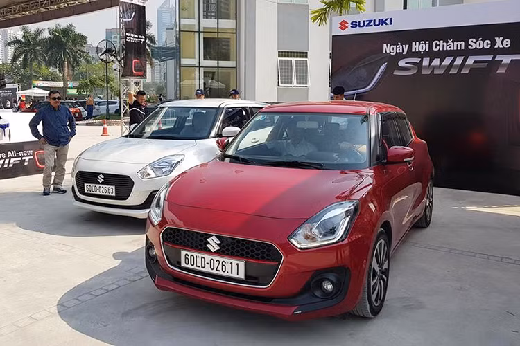 Tại một số đại lý chính hãng, mẫu xe Suzuki Swift mới phiên bản GL hiện đang được giảm giá chỉ còn 449 triệu đồng, tặng kèm thêm một số quà tặng cơ bản. Mức giá này khiến cho Suzuki Swift rẻ hơn cả mẫu xe Honda Brio RS vừa ra mắt, dù Swift có kích thước và trang bị nhỉnh hơn.
