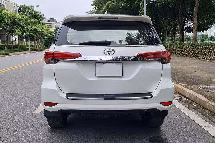 Tuy nhiên, phiên bản này chỉ được trang bị 3 túi khí và một số công nghệ an toàn cơ bản như hệ thống phanh ABS/EBD/BA, cân bằng điện tử, kiểm soát lực kéo chủ động, hỗ trợ khởi hành ngang dốc, hỗ trợ đổ đèo và cảm biến lùi phía sau.