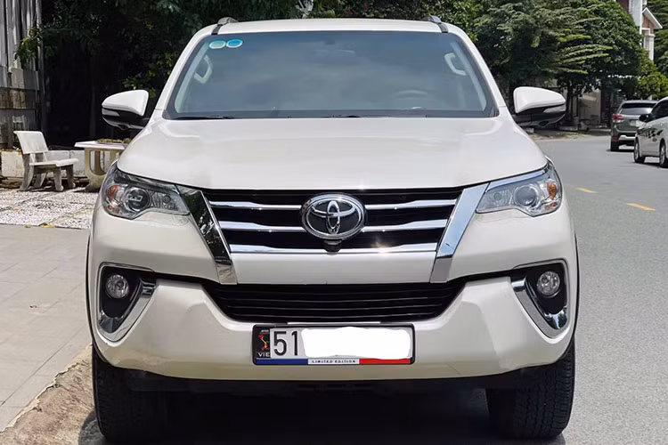 Mặc dù không có nhiều công nghệ hiện đại như các đối thủ đến từ Hàn Quốc, Toyota Fortuner vẫn chiếm ưu thế nhờ độ bền bỉ, ít hỏng vặt, chi phí bảo dưỡng và sửa chữa thấp. Phụ tùng của xe dễ thay thế và tính thanh khoản cao, khiến mẫu xe này vẫn là lựa chọn ưu tiên của nhiều khách hàng Việt Nam.
