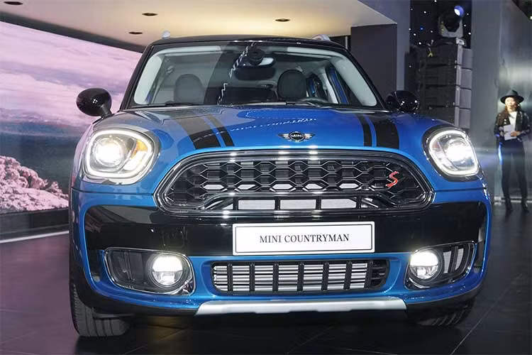 So với thế hệ cũ, MINI Countryman 2018 mới đã có chiều dài lớn hơn tới 20 cm cùng chiều rộng lớn hơn 3 cm, trong khi trục cơ sở đã dài hơn 7,5 cm. Với những sự gia tăng kích thước, hiện nay Countryman đã có thể được xếp hạng là SUV cỡ nhỏ cao cấp như Audi Q3.