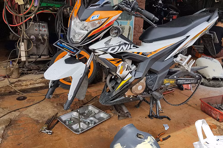 Phanh ABS được hiểu đơn giản là giúp người lái vẫn điều khiển được bánh xe khi bóp phanh, tránh tình trạng bó bánh và trượt không kiểm soát. Mỗi cụm ABS thường có 2 bộ phận chính gồm cảm biến tốc độ và bộ điều khiển trung tâm. Tương ứng với mỗi cảm biến tốc độ là đĩa tín hiệu.