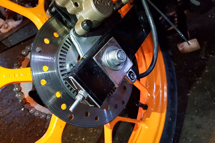 Theo ông chủ cửa hàng độ xe này cho hay, thời gian thi công hoàn chỉnh một chiếc xe với hệ thống chống bó cứng ABS mất chỉ khoảng 3 giờ đồng hồ. Đây là bộ phanh đĩa ABS được đặt hàng từ Đài Loan và có chất lượng khá tốt được bảo hành theo tiêu chuẩn của nhà sản xuất, chi phí cho gói nâng cấp này hết khoảng 8,5 triệu đồng.