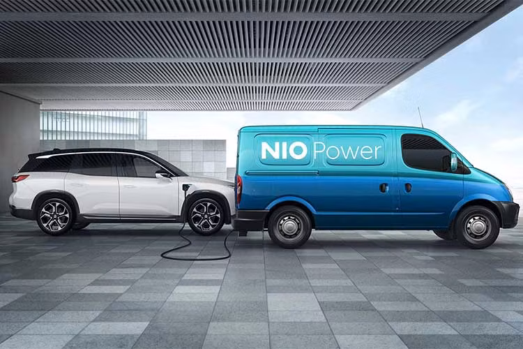 Xe Nio ES8 chạy điện sở hữu bộ khung gầm và thân hoàn toàn bằng nhôm kết hợp hệ thống treo khí cùng hệ dẫn động tất cả các bánh. Ngoài ra xe cũng được thiết kế thêm tính năng lái tự động.