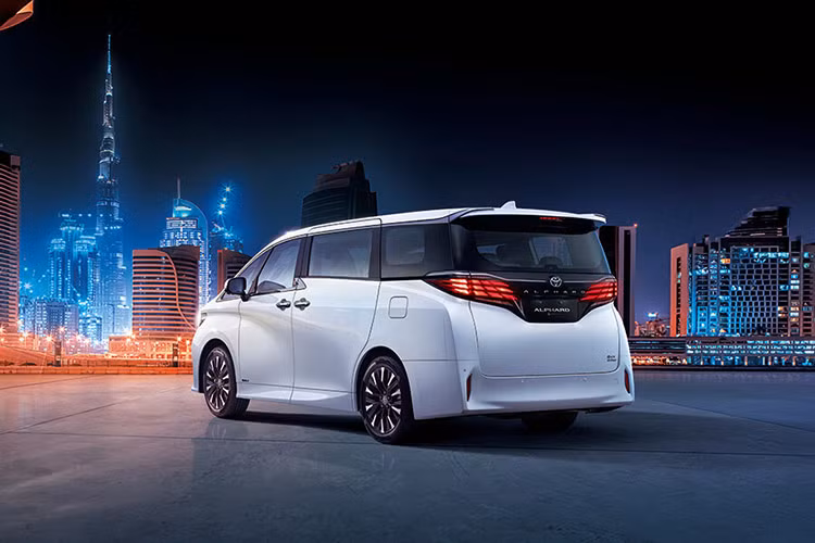 Điểm nổi bật của xe MPV Toyota Alphard PHEV 2025 là động cơ xăng 4 xi-lanh thẳng hàng, dung tích 2.5L kết hợp hai mô-tơ điện phía trước và phía sau. Hệ dẫn động 4 bánh E-Four giúp xe đạt công suất tổng hợp 302 mã lực, đáp ứng tốt nhu cầu vận hành linh hoạt.