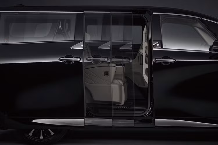 Xe tiêu thụ nhiên liệu trên đường hỗn hợp được đánh giá ấn tượng, chỉ 5,98 lít/100 km. Ngoài ra, xe được trang bị pin lithium-ion 51 Ah đặt bên dưới sàn xe giúp giảm trọng tâm 35 mm, cải thiện độ ổn định khi vận hành.