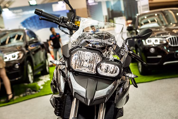 Phần ngoại hình của F700 GS tinh tế và thể hiện tốt hơn cá tính của chiếc xe bởi các mảng phối màu trang trí, tạo nên một diện mạo chân thực và riêng biệt. Đầu được trang bị kính chắn gió mới cùng đèn pha thiết kế với cặp "mắt xếch" đặc trưng của dòng GS đình đám nhà BMW.