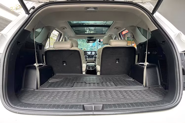 Với bản cao cấp nhất, KIA Sorento sử dụng động cơ Diesel loại Smartstream D2.2 cho công suất 198 mã lực và mô-men xoắn 440 Nm. Truyền sức mạnh đến bánh xe là hộp số ly hợp kép 8 cấp và hệ dẫn động 4 bánh toàn thời gian (AWD).