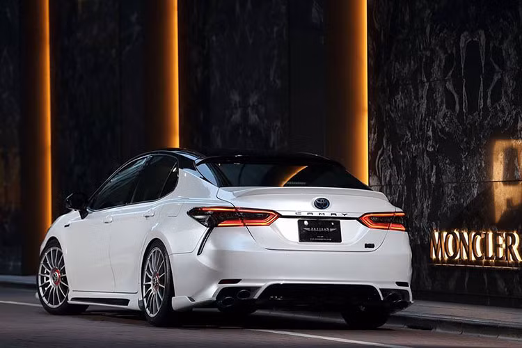Dù mẫu xe sedan Toyota Camry mới đẹp đẽ là thế, công ty chuyên độ xe Nhật Bản mang tên Artisan Spirits nghĩ rằng họ có thể khiến chiếc xe trở nên ngầu hơn và chất hơn thông qua kỹ thuật độ của mình. Và họ đã làm đúng điều đó với một loạt điều chỉnh bắt mắt như trong bài viết này.