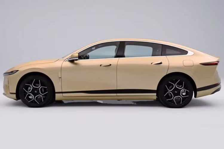 Ở phần ngoại thất, Changan Qiyuan A07 áp dụng ngôn ngữ thiết kế mới với kích thước tổng thể dài x rộng x cao lần lượt là 4905 x 1910 x 1480 mm, trục cơ sở 2900mm.