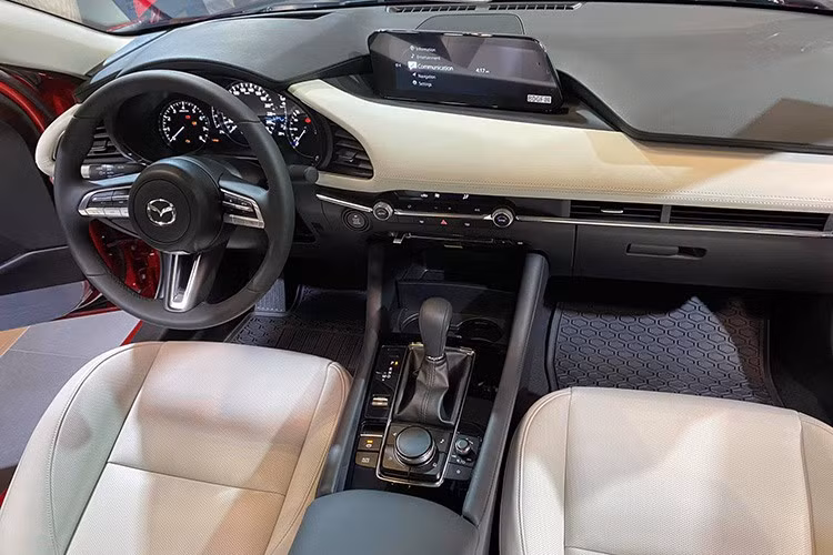 Tương tự như vẻ ngoài, thiết kế nội thất của Mazda3 2020 tại Việt Nam cũng đã được thay đổi hoàn toàn mới tinh tế và sang trọng hơn với tổng quan táp-lô, màn hình giải trí hướng về người lái nhiều hơn trước đây. Các nút bấm chức năng ở khu vực bảng điều khiển trung tâm cũng được thiết kế tối giản, đem lại cảm giác sang trọng hơn thế hệ cũ.