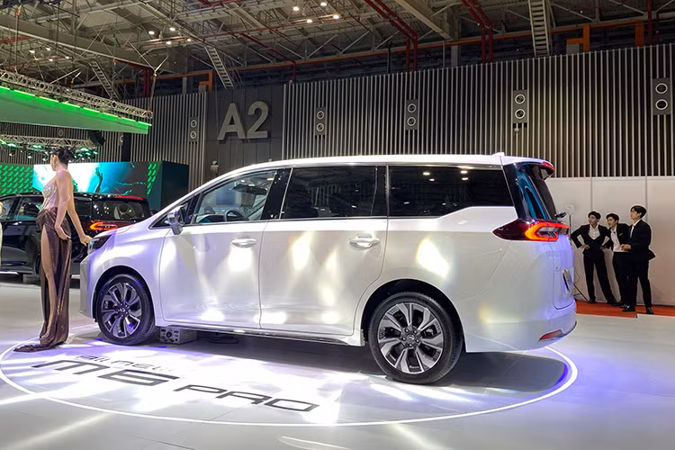 So với Toyota Innova Cross, mẫu xe mang thương hiệu Trung Quốc này có chiều dài tổng thể lớn hơn, nhưng trục cơ sở lại ngắn hơn. Điểm gây chú ý nhất của GAC M6 Pro 2025 chính là việc gây ấn tượng với lưới tản nhiệt cỡ lớn cùng cụm đèn pha LED sắc sảo và hai hốc hút gió cỡ lớn ở hai bên.