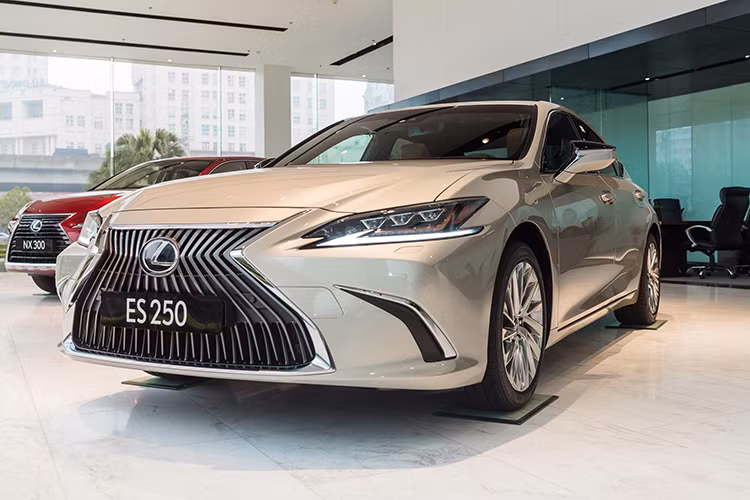 Tại thị trường Việt Nam, Lexus ES sẽ được phân phối với hai phiên bản là ES 300h và ES 250. Giá xe Lexus ES 2021 chính hãng phiên bản ES 250 bán ra là 2,54 tỷ đồng, phiên bản ES 300h cao cấp hơn với mức bán ra 3,04 tỷ đồng, đem lại nhiều lựa chọn khác nhau cho khách hàng.