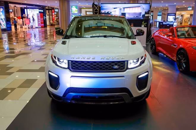 Từ bên ngoài Evoque phiên bản nâng cấp này xe đã được hãng xe sang Anh quốc giảm trọng lượng cải thiện hiệu suất, thiết kế góc cạnh hơn, ngoại thất xe nổi bật với hệ thống cản trước có hai hốc hút gió cỡ lớn thể thao cỡ lớn đi kèm hệ thống lưới tản nhiệt mới đem lại vẻ hầm hố cho xe.