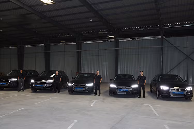 Những phái đoàn APEC vào các khung thời gian khác nhau sẽ tới các địa điểm khác nhau ở Việt Nam gồm Đà Nẵng, Hà Nội và Hồ Chí Minh. Từ tháng 4 tới tháng 11/2017, thương hiệu Audi tại Việt Nam cũng đã và đang tập huấn cho khoảng 600 lái xe phục vụ sự kiện trọng đại này. Khi sự kiện APEC 2017 kết thúc, Ủy ban Quốc gia APEC sẽ bàn giao lại tất cả các xe cho Nhà phân phối chính thức Audi Việt Nam. 