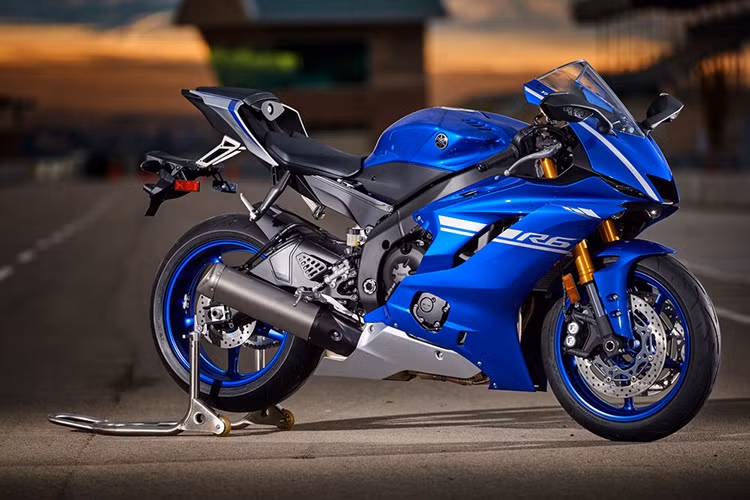 Mẫu supersport 600 phân khối thành công và được ưa chuộng nhất của hãng xe máy Yamaha - Nhât Bản vừa được cải tiến cả thiết kế lẫn công nghệ động cơ. Phiên bản Yamaha R6 2017 được lấy cảm hứng từ đàn anh superbike YZF-R1 và chiếc motoGP lừng danh YZR-M1.
