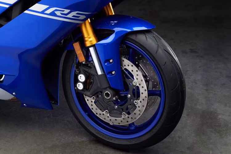 Trên YZF-R6 2017 mới cũng được hãng xe máy Yamaha trang bị bộ vành 5 chấu kích thước 17 inch mới, hệ thống phanh vẫn như thế hệ cũ nhưng được trang bị thêm ABS và hệ thống giảm xóc được thay mới bằng loại của KYB có thể điều chỉnh phía sau và thụt KYB Telescopic 43mm phía trước.
