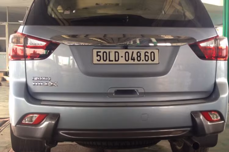 Mẫu SUV này sử dụng chung công nghệ khung gầm MU-7, cùng với Chevrolet TrailBlazer và D-Max. MU-X từng được ra mắt tại Thái Lan vào năm 2015 với 2 phiên bản sử dụng động cơ Diesel tăng áp biến thiên.