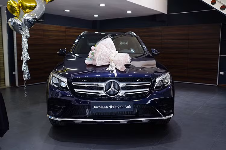 GLC có kích thước dài x rộng x cao tương ứng 4.656 x 1.890 x 2.870 (mm) tức là lớn hơn so với người tiền nhiệm GLK. Không những thế GLC còn có chiều dài cơ sở hơn BMW X3 tới 60 mm. Phần đầu của xe thiết kế nổi bật với lưới tản nhiệt thanh đôi nằm ngang, cụm đèn pha cỡ lớn tích hợp đèn chiếu sáng ban ngày dạng LED.