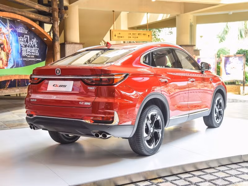 Về thiết kế, Changan CS85 Coupe 2019 được lấy cảm hứng thiết kế từ cặp đôi xe sang BMW X4 và BMW X6. Điều này được thể hiện rõ nét hơn cả ở phần đuôi xe. Tại đây, người nhìn sẽ bắt gặp cụm đèn hậu nối liền với nhau và nằm ngay dưới logo Changan. Ở bản tiêu chuẩn, Changan CS85 Coupe chỉ được trang bị 2 ống xả. Trong khi đó, số lượng ống xả ở bản cao cấp sẽ tăng lên 4.