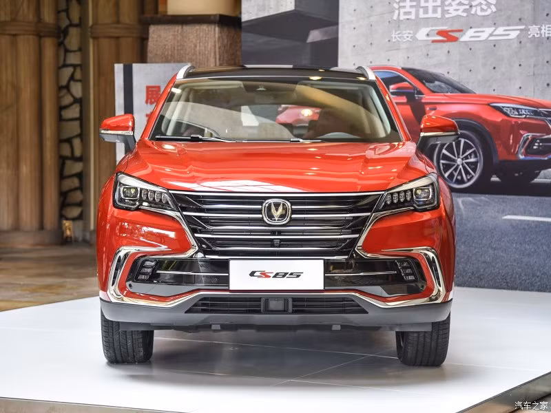 Nếu như phần đuôi xe của Changan CS85 Coupe giống BMW X4 và X6 thì thiết kế đầu xe, nhất là lưới tản nhiệt, lại gợi liên tưởng đến Lexus. Quả thực, chi tiết này trông chẳng khác nào bản "fake 1" của lưới tản nhiệt hình con suốt nổi tiếng mà Lexus đang áp dụng cho toàn bộ dòng sản phẩm. Nằm hai bên lưới tản nhiệt mạ crôm sáng bóng là cụm đèn pha LED toàn phần khá ấn tượng.
