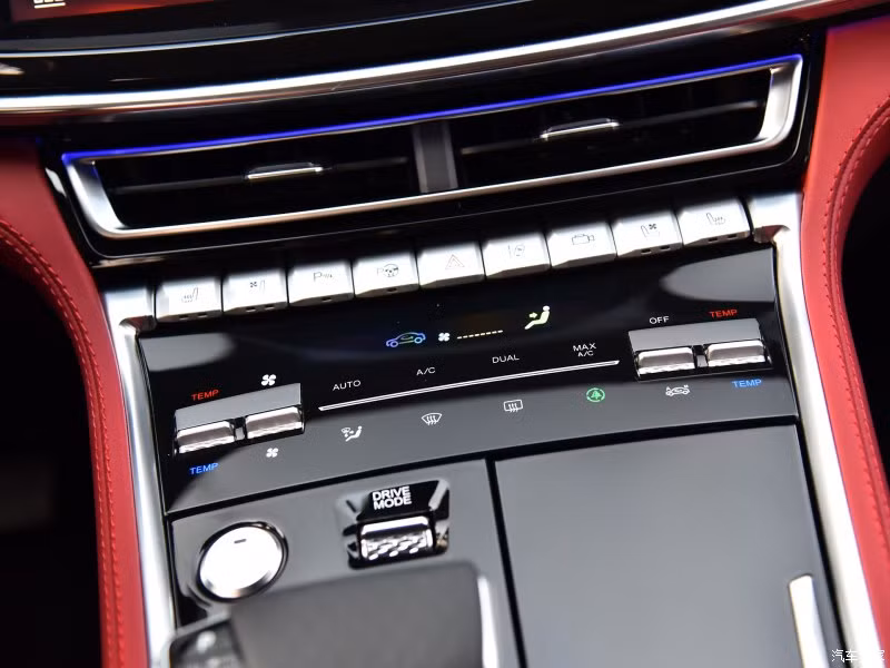 Có giá "mềm" nhưng Changan CS85 lại được trang bị nội thất bọc da và đi kèm nhiều chất liệu cao cấp khác. Những điểm nhấn trong nội thất của Changan CS85 Coupe bao gồm cụm điều khiển trung tâm cỡ lớn với nút chỉnh điều hòa, màn hình 10 inch dành cho hệ thống thông tin giải trí...