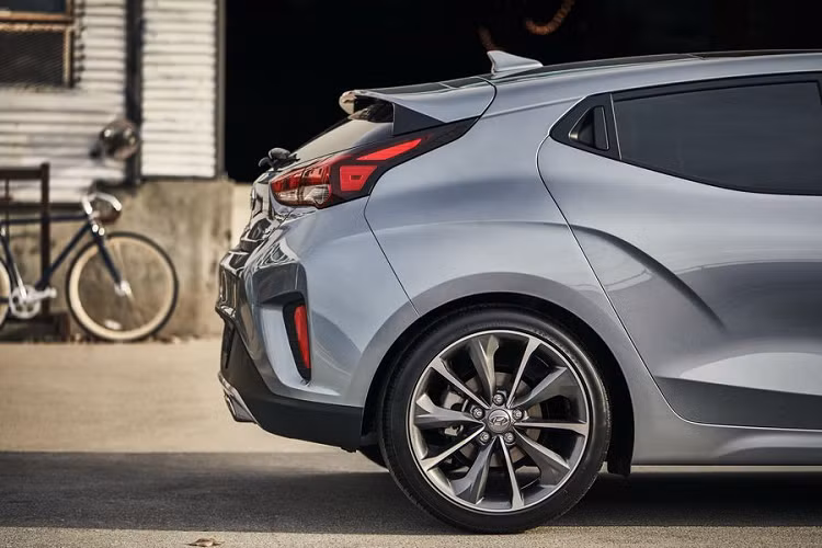 Đối với phiên bản Veloster Turbo, các trang bị theo đó cũng sẽ nhiều và cao cấp hơn như hệ thống màn hình cảm ứng giải trí kích thước 8 inch cùng kết nối vệ tinh và radio kỹ thuật số DAB+, hệ thống đèn High Beam Assistant, hệ thống cảnh báo điểm mù, hệ thống cảnh báo va chạm sau.