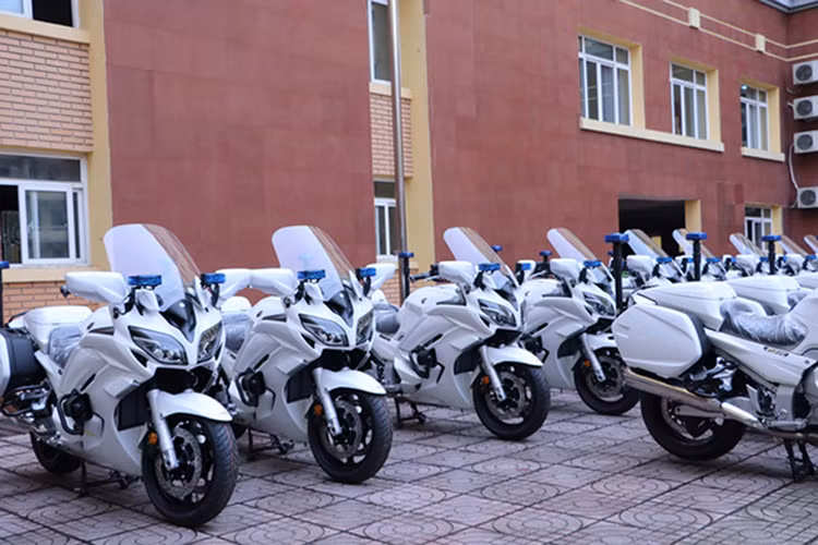 Mẫu xe môtô Yamaha FJR1300P vừa được đưa về Bộ Công An thuộc phiên bản 2017 mới nhất hiện nay. Xe được trang bị khối động cơ 4 xy lanh thẳng hàng với dung tích 1300 phân khối, làm mát bằng chất lỏng, đi kèm hộp số 6 cấp. Khung xe bằng hợp kim nhôm nguyên khối.