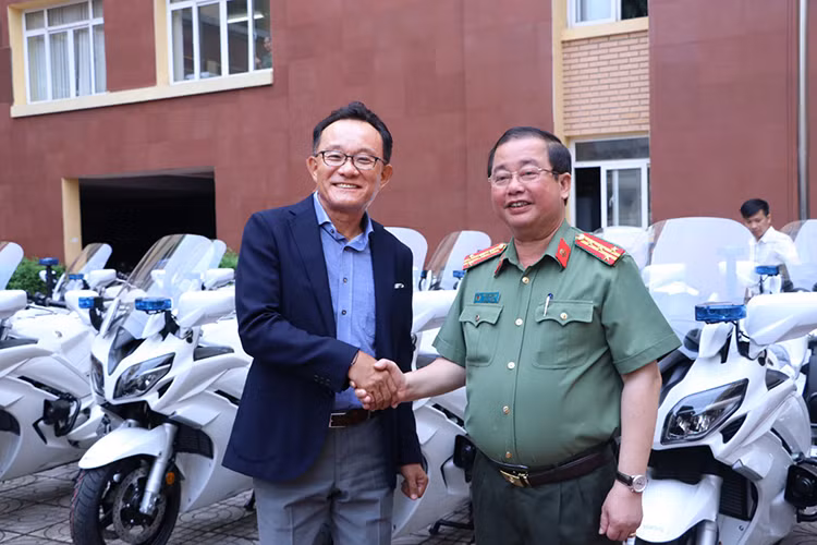 Bộ Công an Việt Nam vừa qua đã quyết định nâng cấp đội xe dẫn đoàn của đơn vị bằng 35 chiếc xe môtô Yamaha FJR1300P, đây là mẫu xe sport touring của thương hiệu xe máy đình đám tại Nhật Bản là Yamaha.