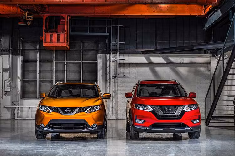 Mẫu xe Nissan Rogue Sport có chiều dài tổng thể ngắn hơn so với Rogue. Mẫu xe này cạnh tranh trong phân khúc subcompact-SUV. Khối động cơ 2.0 lít, 141 mã lực tiêu tốn 10,9 lít/100 km. Tiếng ồn cabin không quá lớn nếu so với một chiếc SUV cỡ nhỏ.