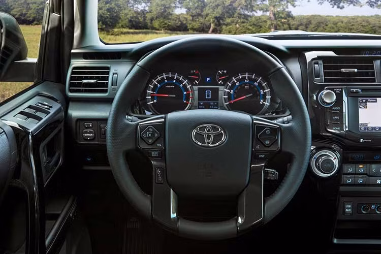 Bên cạnh đó, chiếc Toyota 4Runner Nightshade đặc biệt này cũng đi kèm các trang bị khác bao gồm giá nóc thiết kế mới, hệ thống âm thanh cao cấp JBL Premium, cửa sổ trời chỉnh điện, ghế trước bọc da tích hợp tính năng sưởi ấm/thông gió và tấm lót gầm trang trí biểu tượng TRD màu đỏ.