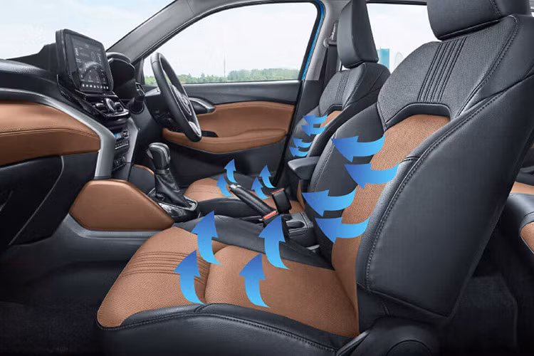 Các trang bị tùy chọn của Toyota Urban Cruiser 2025 chạy điện bao gồm hệ thống âm thanh cao cấp JBL và cửa sổ trời, trong khi tất cả các phiên bản đều được trang bị tiêu chuẩn một loạt ADAS.