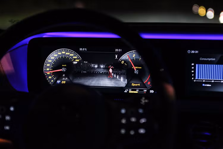 Mới lạ nhất chính là công nghệ Night View Assist Plus với những cảnh báo sớm về các chướng ngại vật xuất hiện phía trước. Điều này đặc biệt có tác dụng khi người lái xe thường xuyên phải di chuyển trên đường dài trong đêm tối bởi công nghệ Night View Assist Plus sẽ giúp người lái xe nhận biết sớm các chướng ngại vật bất ngờ xuất hiện phía trước ở khoảng cách lên tới 160m đối với người, các phương tiện đi trước 100m.
