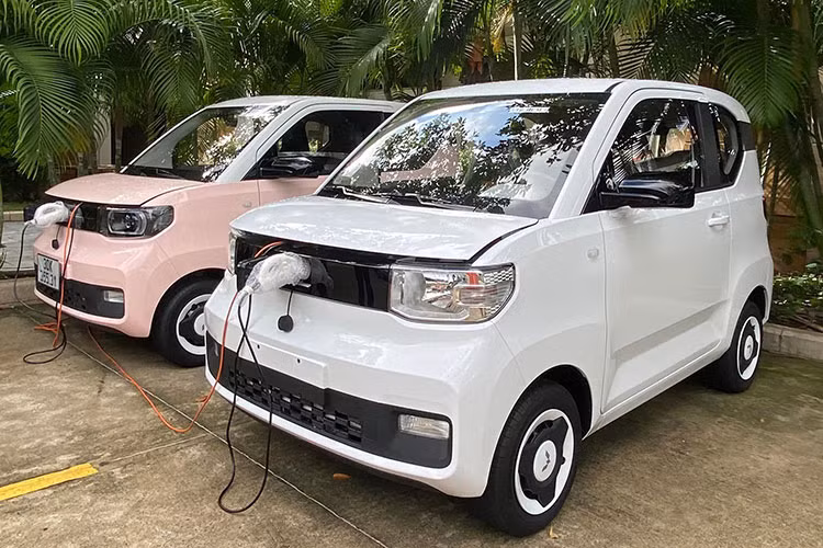 Xe sẽ chính thức bán ra thị trường kể từ ngày 29/6/2023. Giá xe Wuling HongGuang MiniEV phiên bản tiêu chuẩn LV1-120 bán ra là 239 triệu đồng, phiên bản LV1-170 giá 265 triệu đồng, phiên bản LV2-120 giá 255 triệu đồng và phiên bản LV2-170 giá 279 triệu đồng.