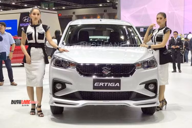 So với phiên bản trước đó, Suzuki Ertiga hoàn toàn mới có thiết kế góc cạnh hơn với cụm đèn pha projector hình thang và lưới tản nhiệt hình lục giác mới. Cản trước cũng được làm lại theo phong cách thể thao hơn với viền hình chữ C bao quanh khe hút gió ở chính giữa. Phía sau xe được trang bị cụm đèn hậu hình chữ L cùng với cột D được sơn đen.