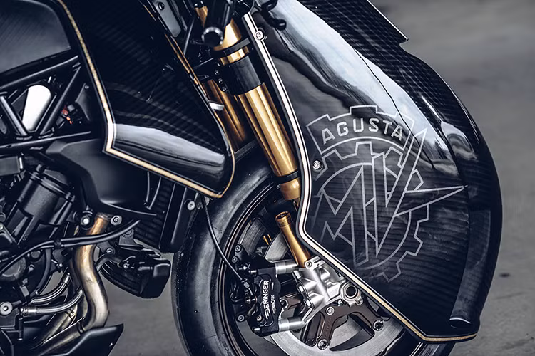 Đuôi của MV Agusta Ballistic Trident được vuốt lại theo đường nét hình khối của tổng thể xe. Ngoài ra xe còn được trang bị các món đồ chơi giá trị như: Phuộc Öhlins FGR, đĩa thắng Beringe, pô đồ chơi HP Corse...