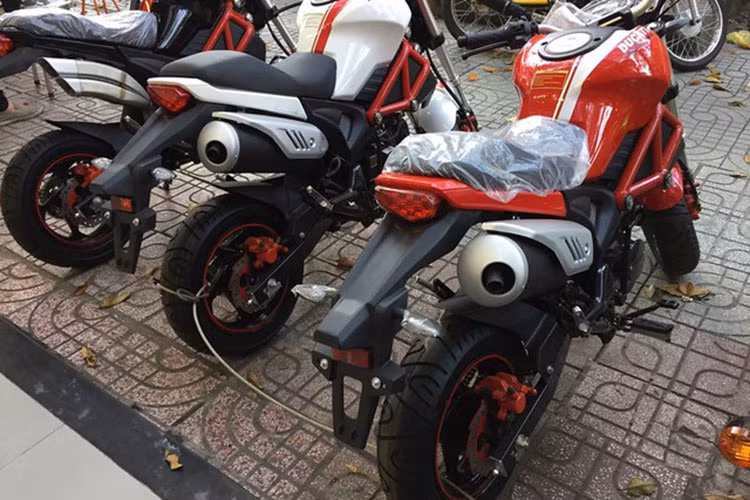 Trang bị an toàn của xe gồm hai bánh trước, sau đều được trang bị phanh đĩa đơn thủy lực cùng vành đúc 5 chấu 12 inch đi kèm lốp IRC kích thước 120/70-12. Cặp phuộc trước hành trình ngược ít khi có ở những mẫu xe phân khối nhỏ, giảm xóc đơn phía sau YSS.