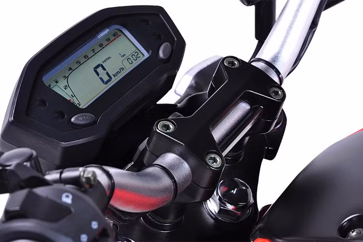 Xe sở hữu ghi đồng bằng nhôm, cùng cụm đồng hồ công tơ mét màn hình LCD và các nút đề, còi, đèn... giống y chang mẫu xe côn tay cỡ nhỏ MSX 125 của Honda. Thiết kế của bình xăng với hai hốc gió cũng là chi tiết dễ nhận thấy của dòng xe môtô đình đám Ducati Monster.