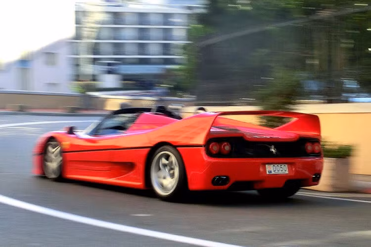 Siêu xe Ferrari F50 này được trang bị động cơ V12, dung tích 4.7 lít, sản sinh công suất tối đa 513 mã lực và mô-men xoắn cực đại 471 Nm. Hộp số tay 6 cấp. Với trọng lượng khô chỉ 1230 kg, F50 có khả năng tăng tốc từ 0-100 km/h chỉ trong 3,7 giây và đạt tốc độ tối đa 325 km/h.