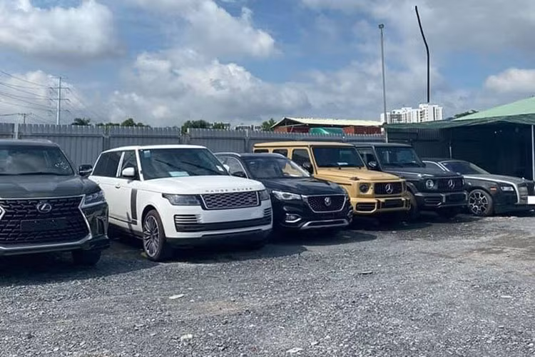 Trước giờ áp dụng Chỉ thị 16 của Thủ tướng Chính phủ trong thời gian 15 ngày tại TP HCM, một bãi ôtô đã gây chú ý khi có sự xuất hiện của hàng chục chiếc xe SUV đắt tiền chờ để bàn giao cũng như vận chuyển đi nơi khác. Trong số này dễ dàng nhận ra các mẫu xe SUV chiếm số lượng đông đảo với Mercedes-AMG G63, Lexus LX570, Range Rover hay cặp đôi Mercedes-Maybach GLS 600.