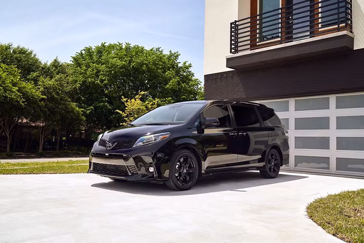 Được sản xuất chủ yếu dành cho thị trường Mỹ từ năm 1997, mẫu xe minivan Toyota Sienna đã được nhiều khách hàng ưa chuộng khi lựa chọn xe cho gia đình, đặc biệt khi có đông trẻ nhỏ do cực tiện dụng và nội thất rộng rãi. Thế hệ Sienna hiện tại có mặt từ năm 2010, chính vì vậy phiên bản Toyota Sienna 2020 đã được Toyota nâng cấp khá triệt để.