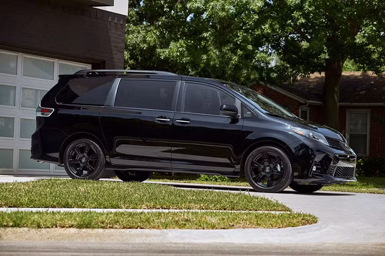 Đáng chú ý trong lần nâng cấp mới này là sự xuất hiện của phiên bản Toyota Sienna Nightshade Edition 2020 - chỉ có trên các biến thể SE và SE Premium sử dụng dẫn động cầu trước hoặc bốn bánh toàn thời gian.