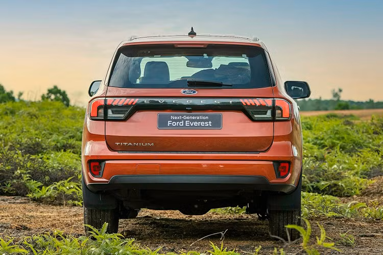 Ở tháng đầu năm 2024, Ford Việt Nam và hệ thống Đại lý đã triển khai chính sách hỗ trợ 50% lệ phí trước bạ dành cho loạt mẫu xe "hot", giúp giá xe Ford Everest giảm nhiều nhất khoảng 75 triệu đồng. Bước sang tháng 2, hãng đã cắt ưu đãi phí trước bạ và chỉ tặng 2 năm Bảo hiểm vật chất cho khách hàng mua xe. 