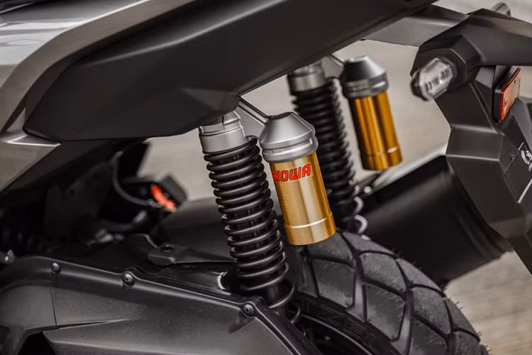 ADV160 2025 cũng được trang bị hệ thống giảm xóc trước hành trình ngược từ Showa, phía sau là giảm xóc lò xo cùng thương hiệu tạo ra sự ổn định cho xe khi vận hành.