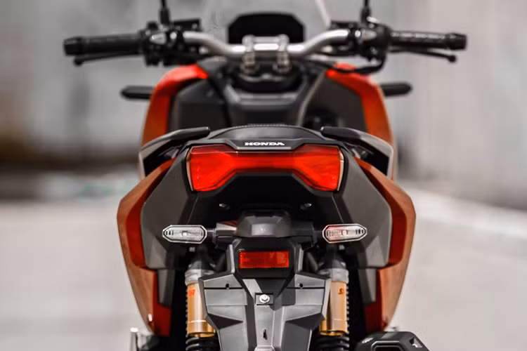 Ngoài ra, mẫu xe ga Honda ADV160 2025 cũng được trang bị cốp chứa đồ rộng tới 30 lít phía dưới yên xe để người sử dụng có thể thoải mái chứa các đồ dùng vật dụng. Xe sở hữu đầy đủ cổng sạc USB Type-C đảm bảo đem tới nhiều thuận tiện cho người sử dụng.