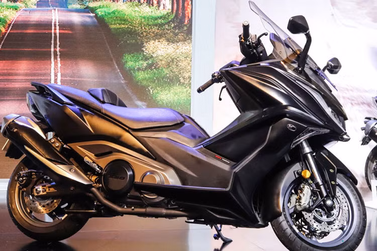 Mẫu xe ga Kymco AK 550 sở hữu kiểu dáng phi thuyền hầm hố, mạnh mẽ - đặc trưng của phân khúc maxi-scooter với chiều dài tổng thể 2.165 mm, rộng 795 mm và cao 1.400 mm. Chiều dài cơ sở đạt 1.580 mm.