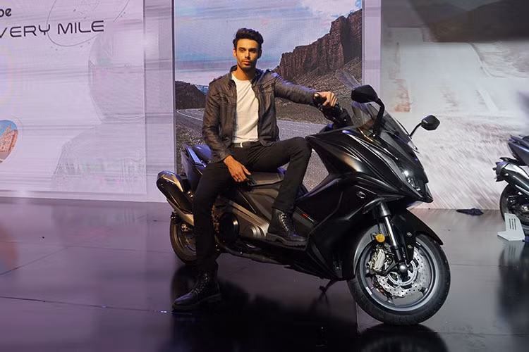 Mẫu xe ga Kymco AK 550 là chiếc maxi scooter cỡ lớn vừa chính thức ra mắt tại Việt Nam từng được ra mắt các khách hàng tại châu Âu hồi cuối năm ngoái, đây cũng là mẫu xe cạnh tranh trực tiếp với các đối thủ như Yamaha T-Max và BMW C600 Sport... Xe là phiên bản thương mại của mẫu concept K50 kỷ niệm 50 năm lịch sử của Kymco.
