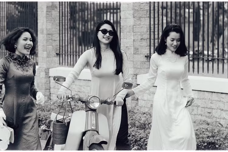 Hình ảnh những chiếc xe ôtô Mercedes-Benz, xe máy vespa cổ... lăn bánh trên đường phố Sài Gòn phong cách thập niên 60, 70 được một số người yêu xe tái hiện lại đã khiến không ít người ngạc nhiên và say đắm.